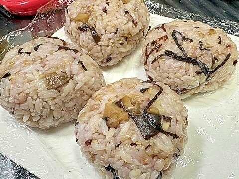 甘じょっぱい生しい佃煮、塩昆布混ぜ混ぜビシキメ玉